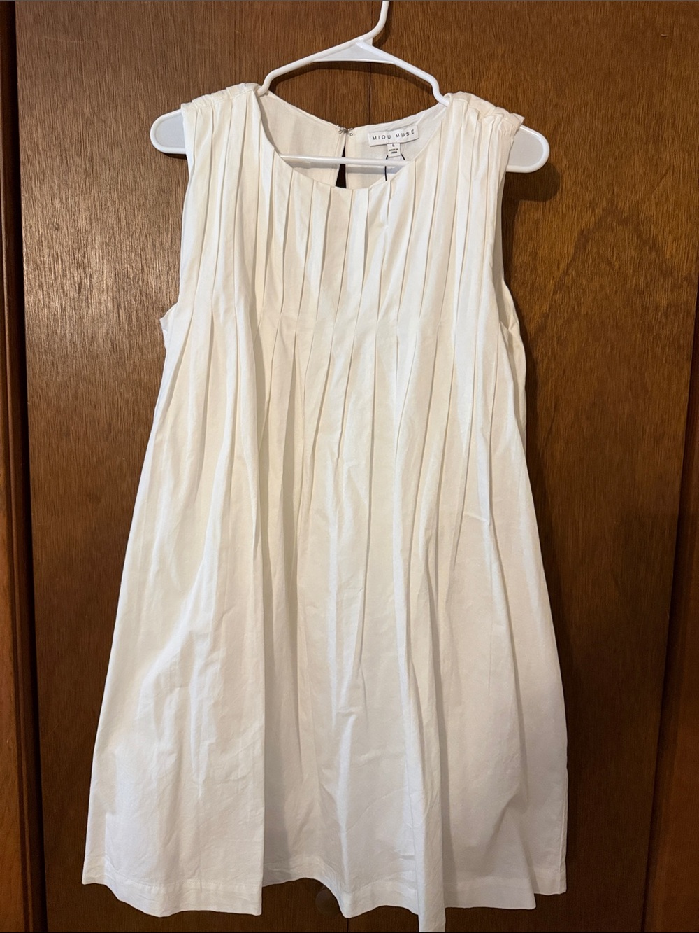 Miou Muse White Pleated Sleeveless Dress
